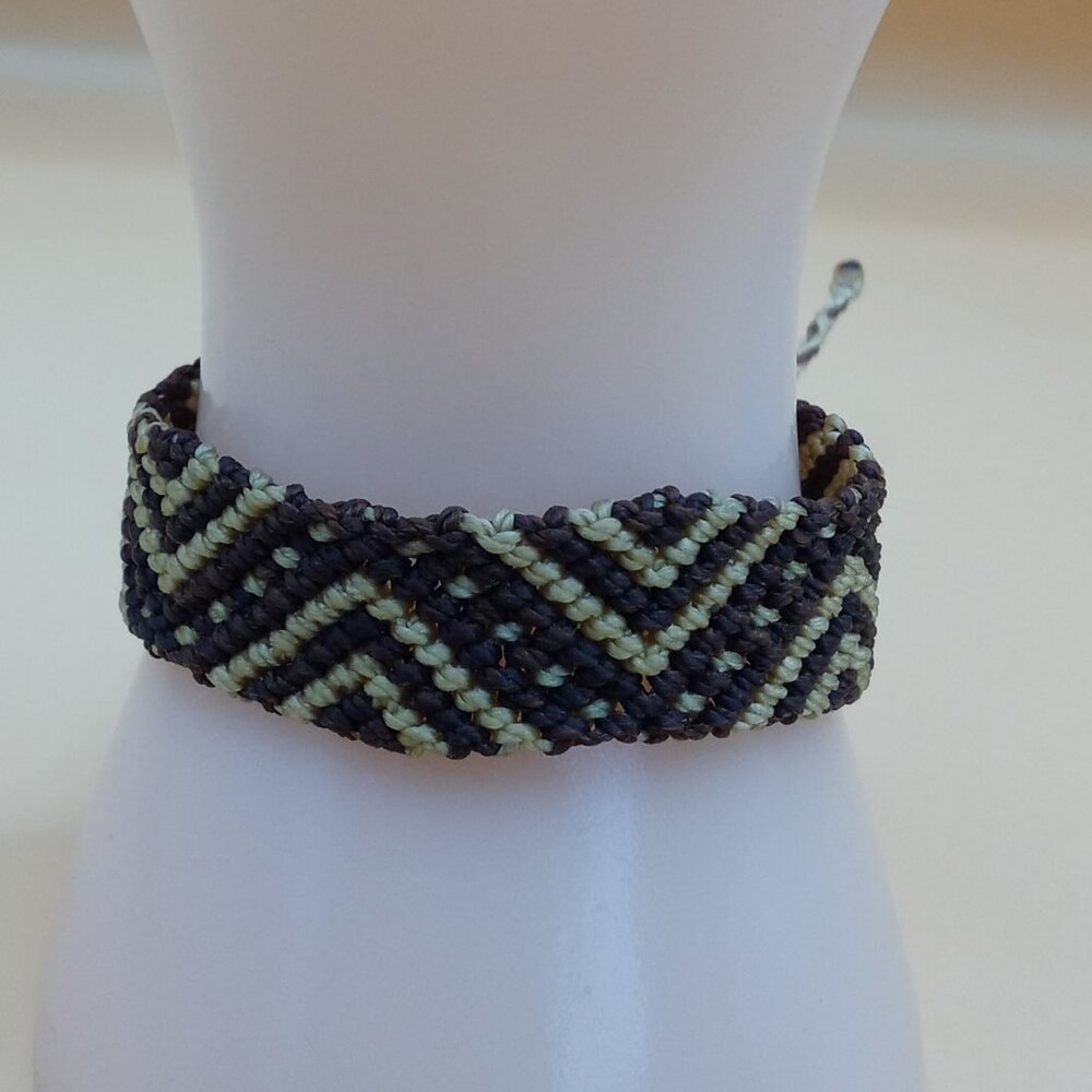 Unisex Woven Macrame Thread Bracelet with Geometric Patterns, Handmade
